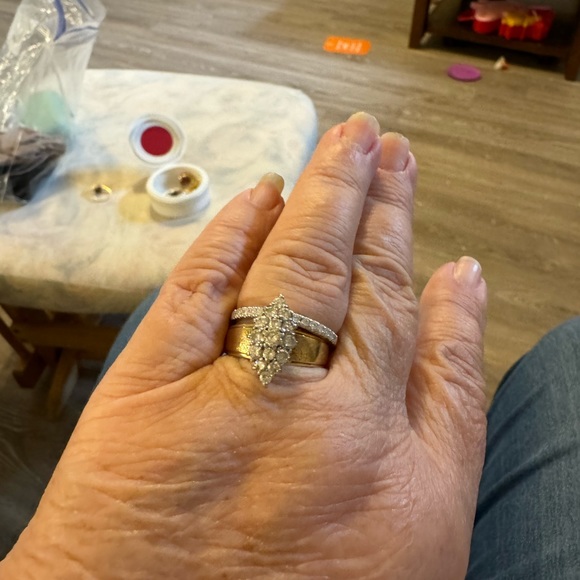 14K wide yellow gold band with a cluster of real diamonds, size 8.5 - Picture 4 of 7